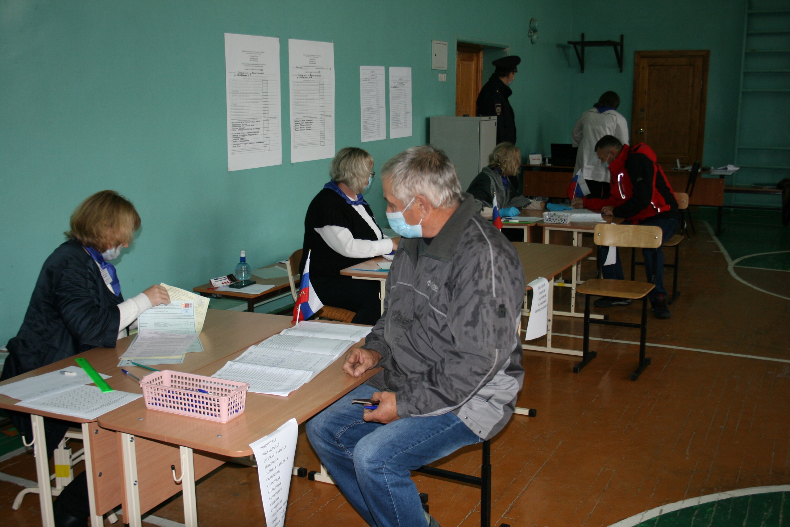Фото впервые голосующих. Кружки впервые голосующим. Голосую впервые.